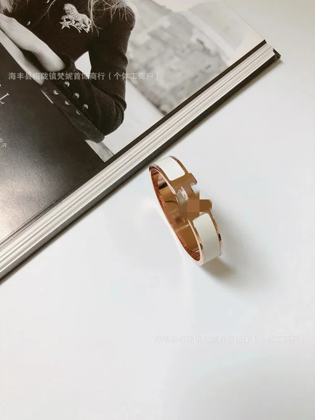 Unbranded Jewelry H-link enamel bangle bracelet product detail image 3