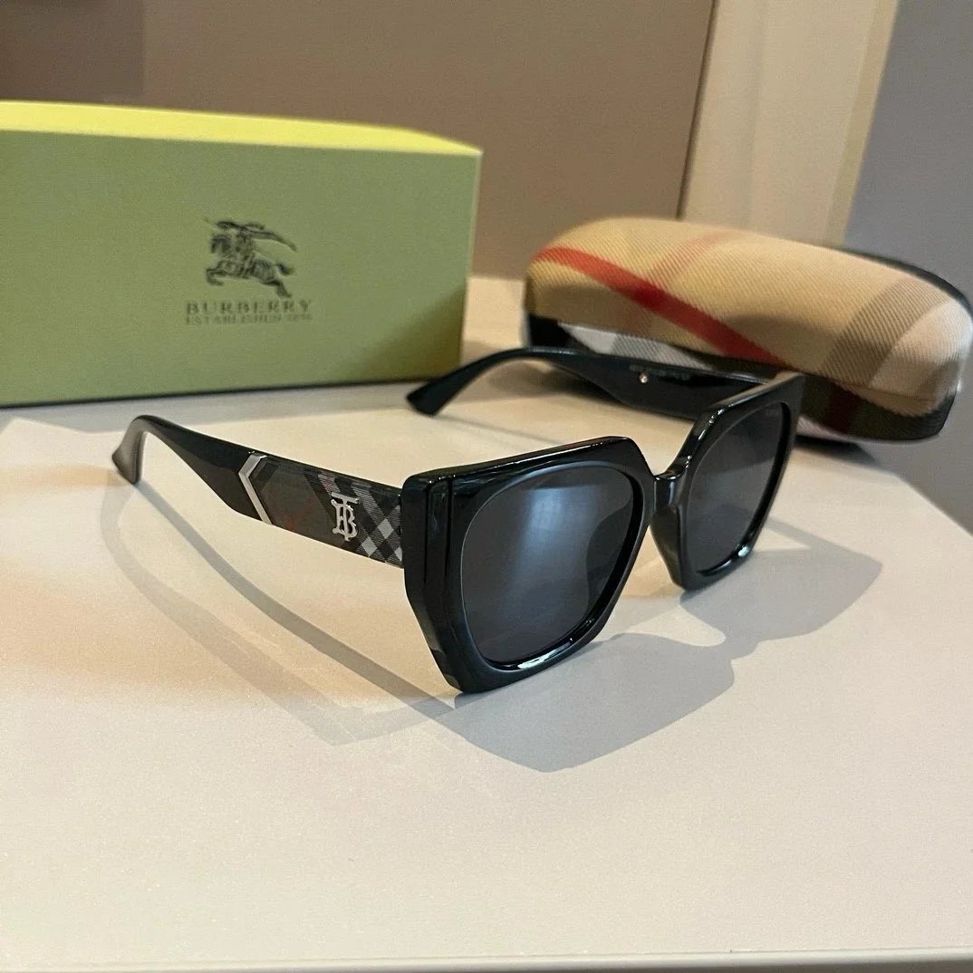 Burberry Eyewear Logo-accented sunglasses — 32