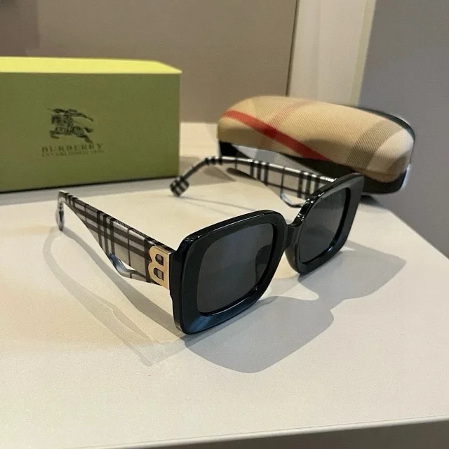 Burberry Eyewear Logo-accented sunglasses product detail image 6