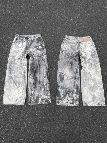 Design Wide-Leg Light Wash Jeans - 5