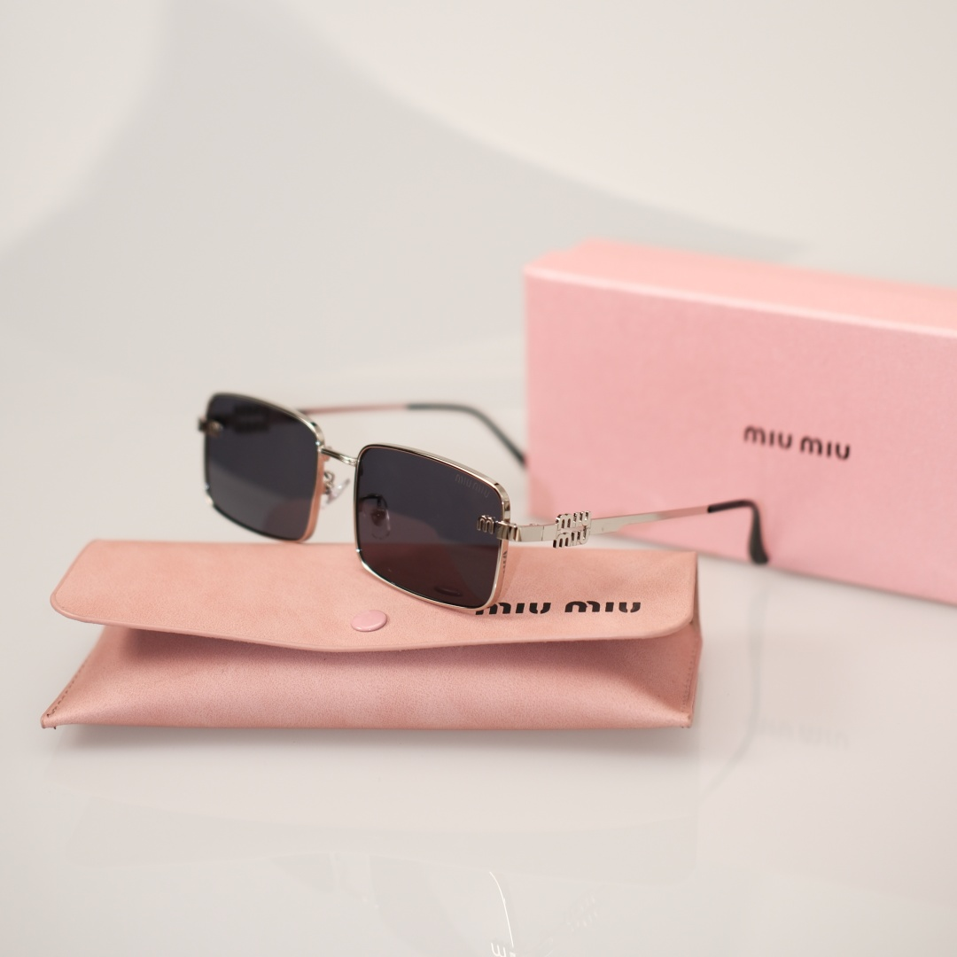 Miu Eyewear Logo-embellished sunglasses — 23