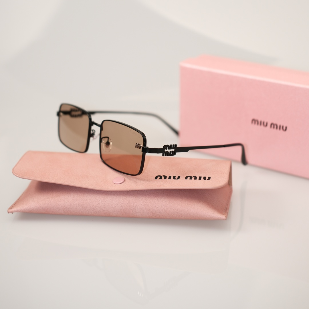 Miu Eyewear Logo-embellished sunglasses — 25