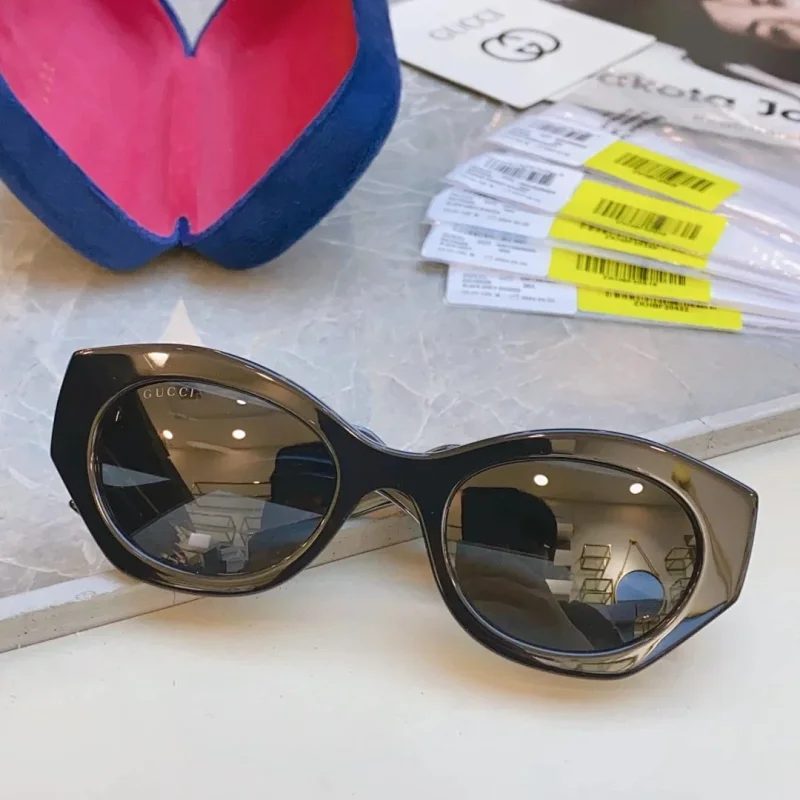 Miu Eyewear Logo-embellished sunglasses — 28
