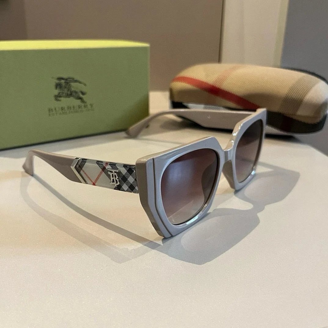 Burberry Eyewear Logo-accented sunglasses — 31