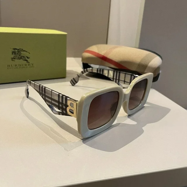 Burberry Eyewear Logo-accented sunglasses product detail image 10