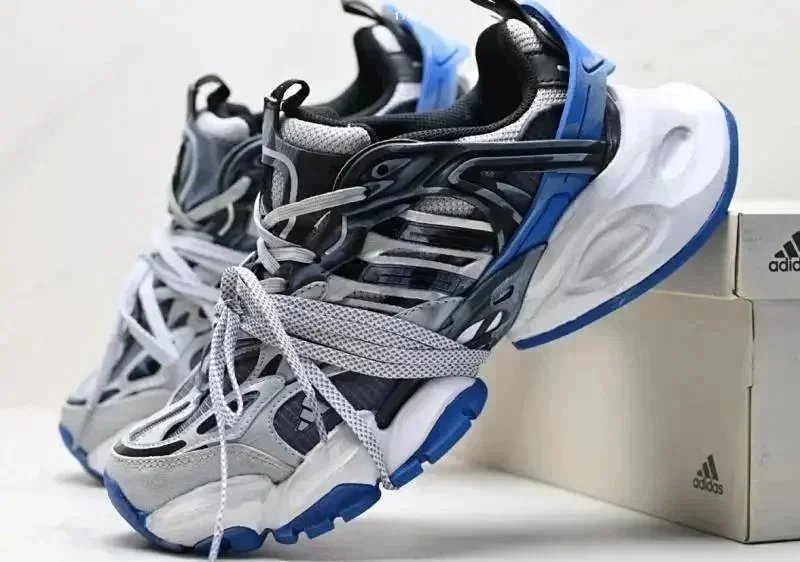 Adidas Sneakers Low-top chunky with three-stripe side panels — 17