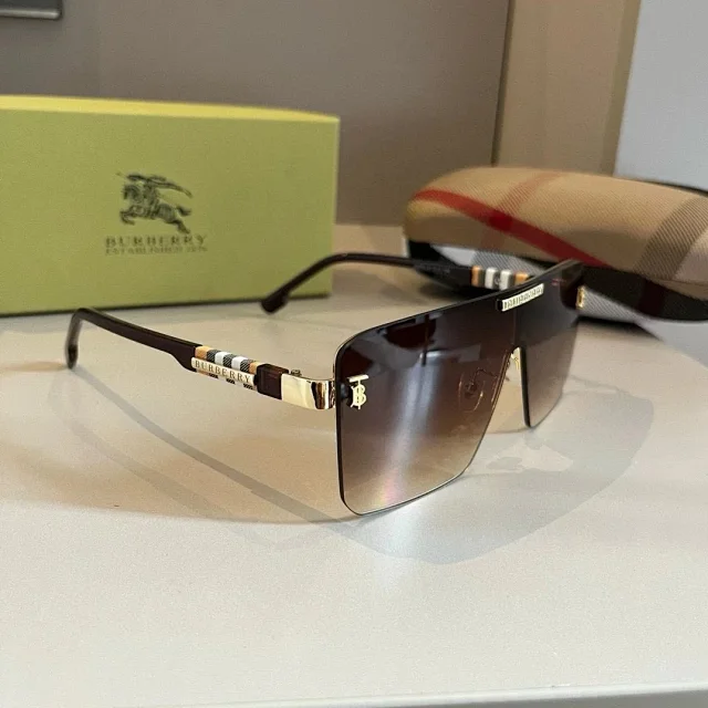 Burberry Eyewear Logo-accented sunglasses product detail image 3