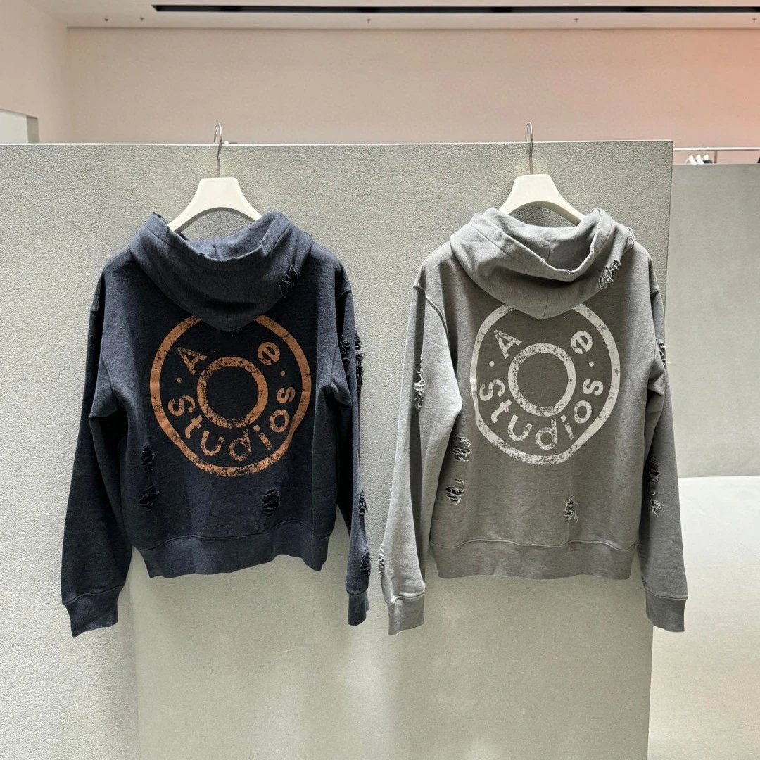 Cut holes and wear out the zipper sweatshirt