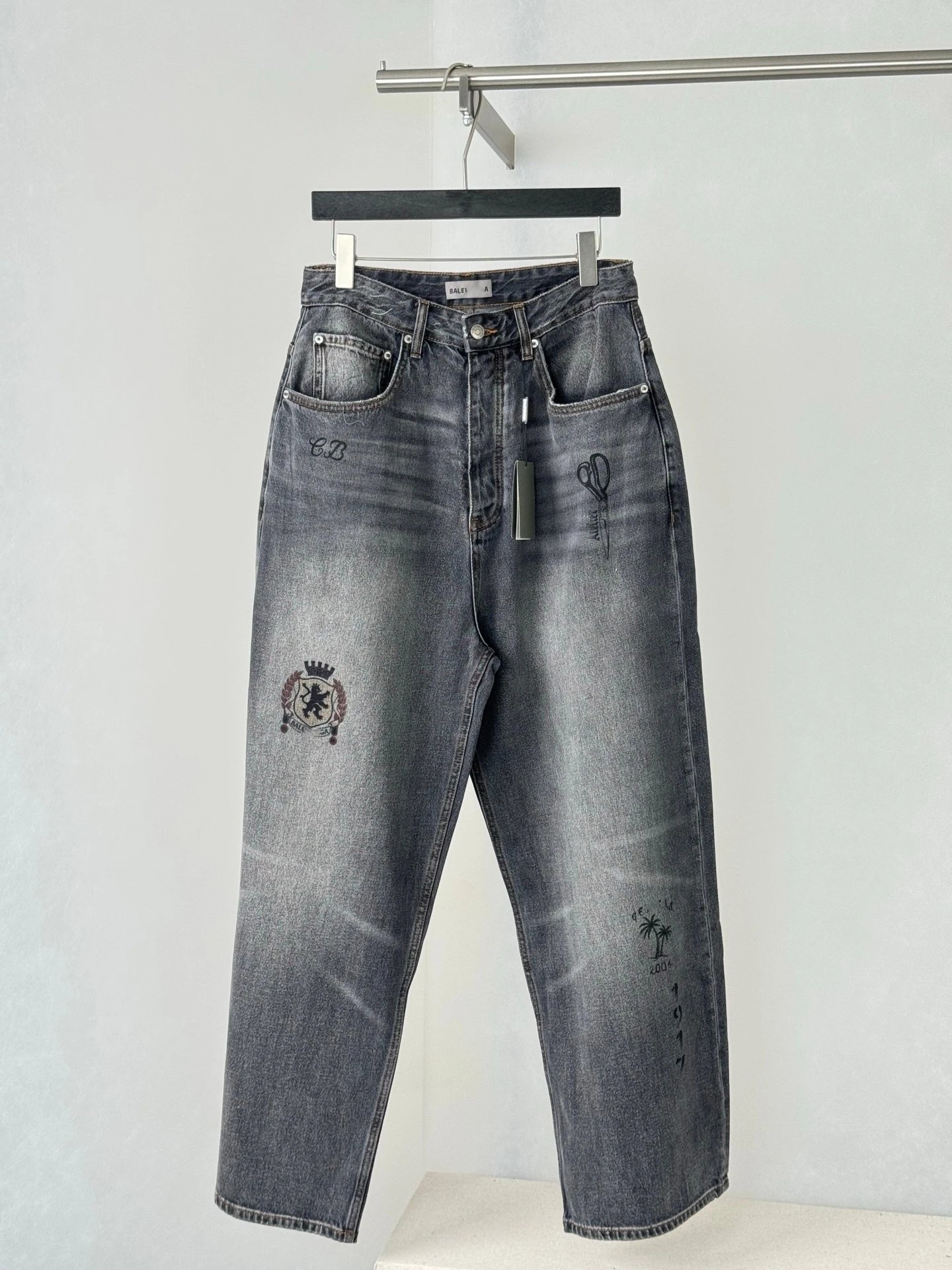 Distressed Wide-Leg Pants with Scissor Embroidery photo 3