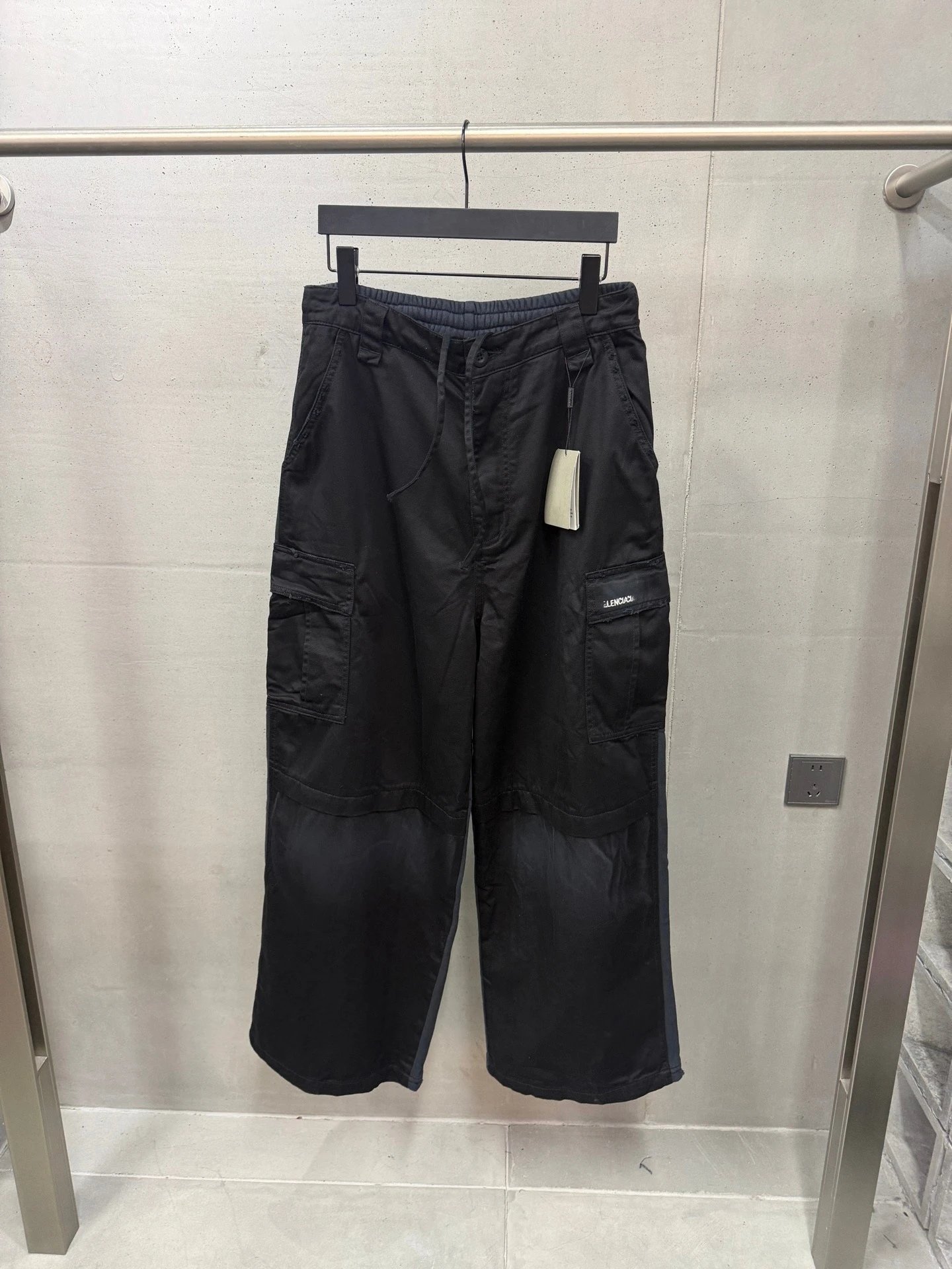 Paneled Casual Trousers with Multiple Pockets photo 2