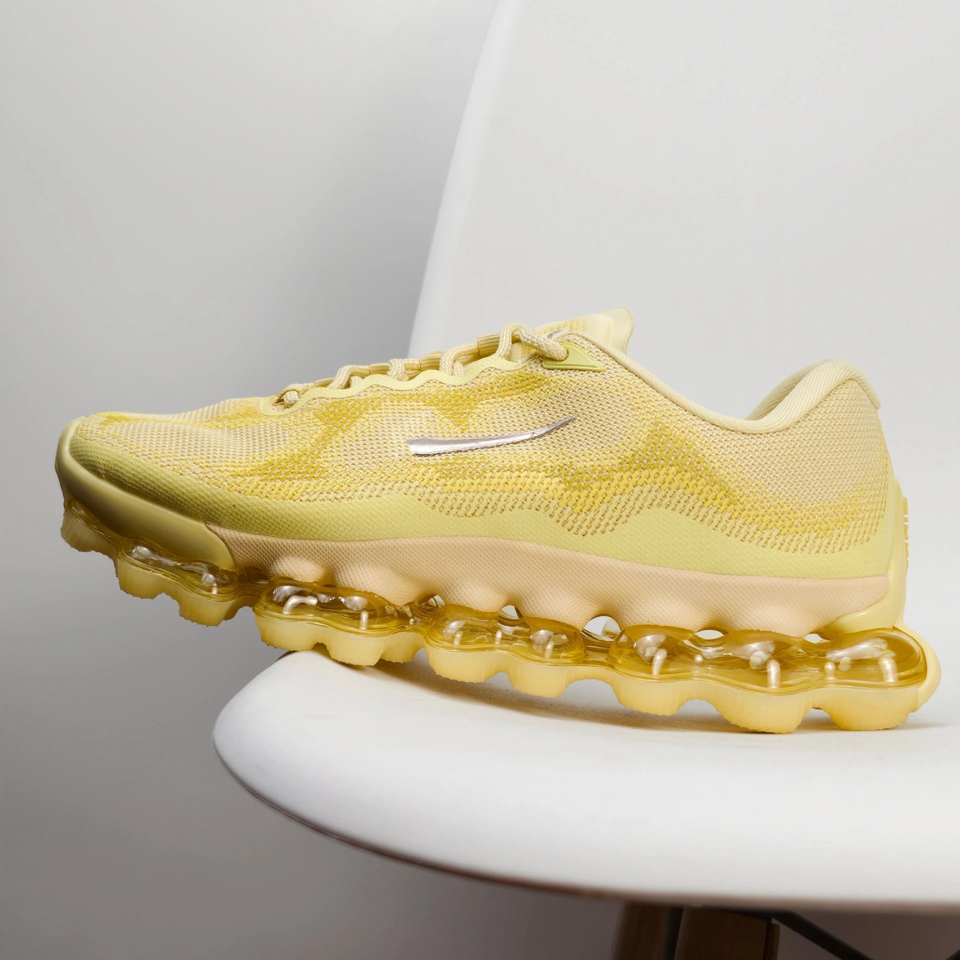Running Shoes with Poison Dart Frog Liquid Cushion