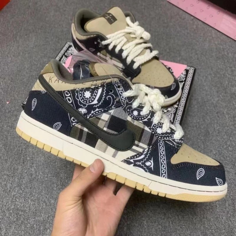 Low-Top Casual Sneakers