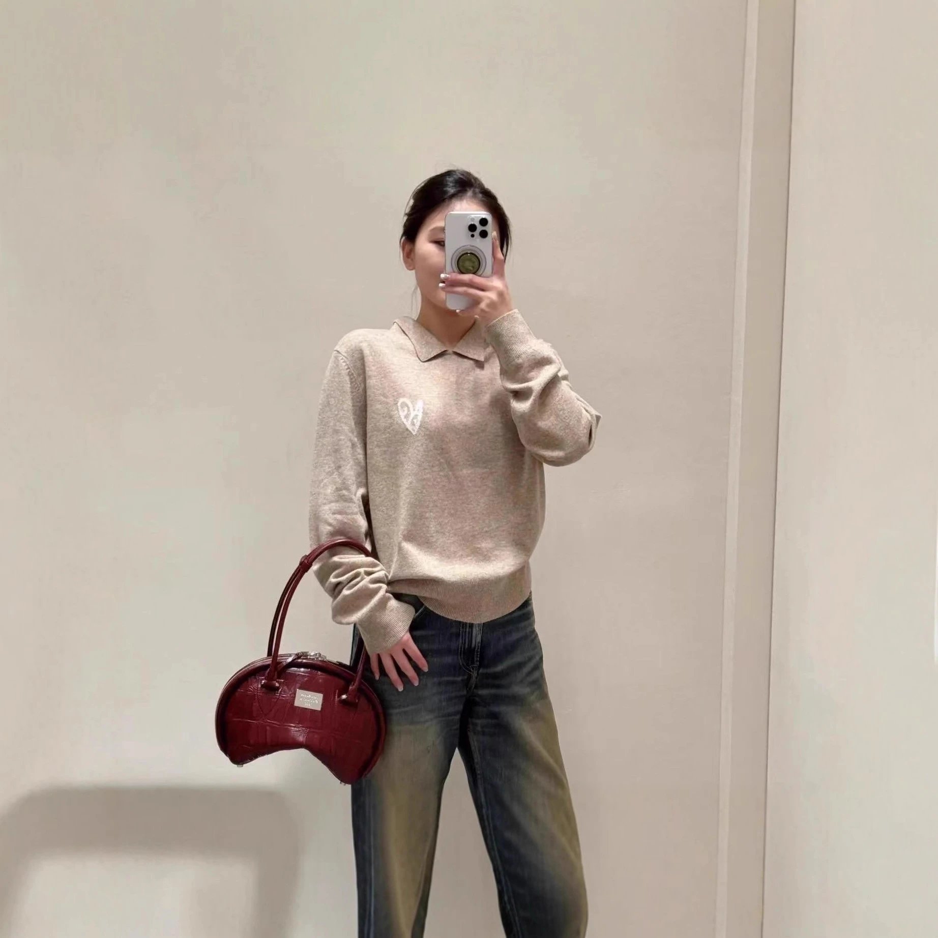  heart-shaped collar pullover sweater