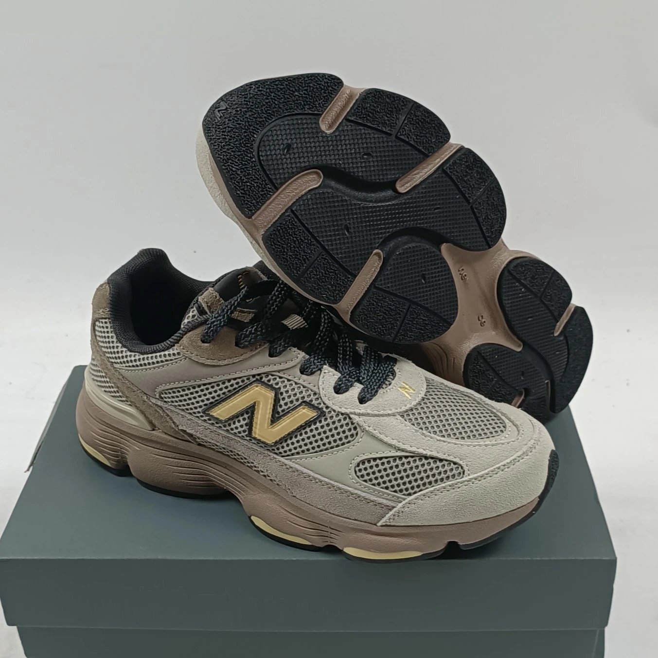 Height-Increasing Dad Shoes with Breathable Mesh
