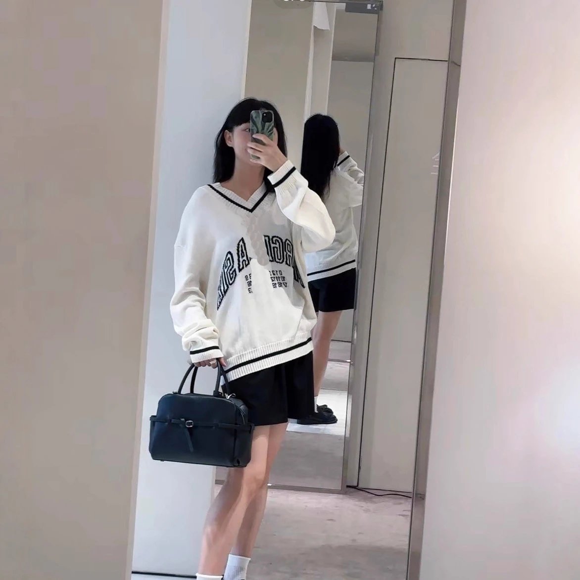 Letter Pattern V-Neck Long-Sleeved Sweater