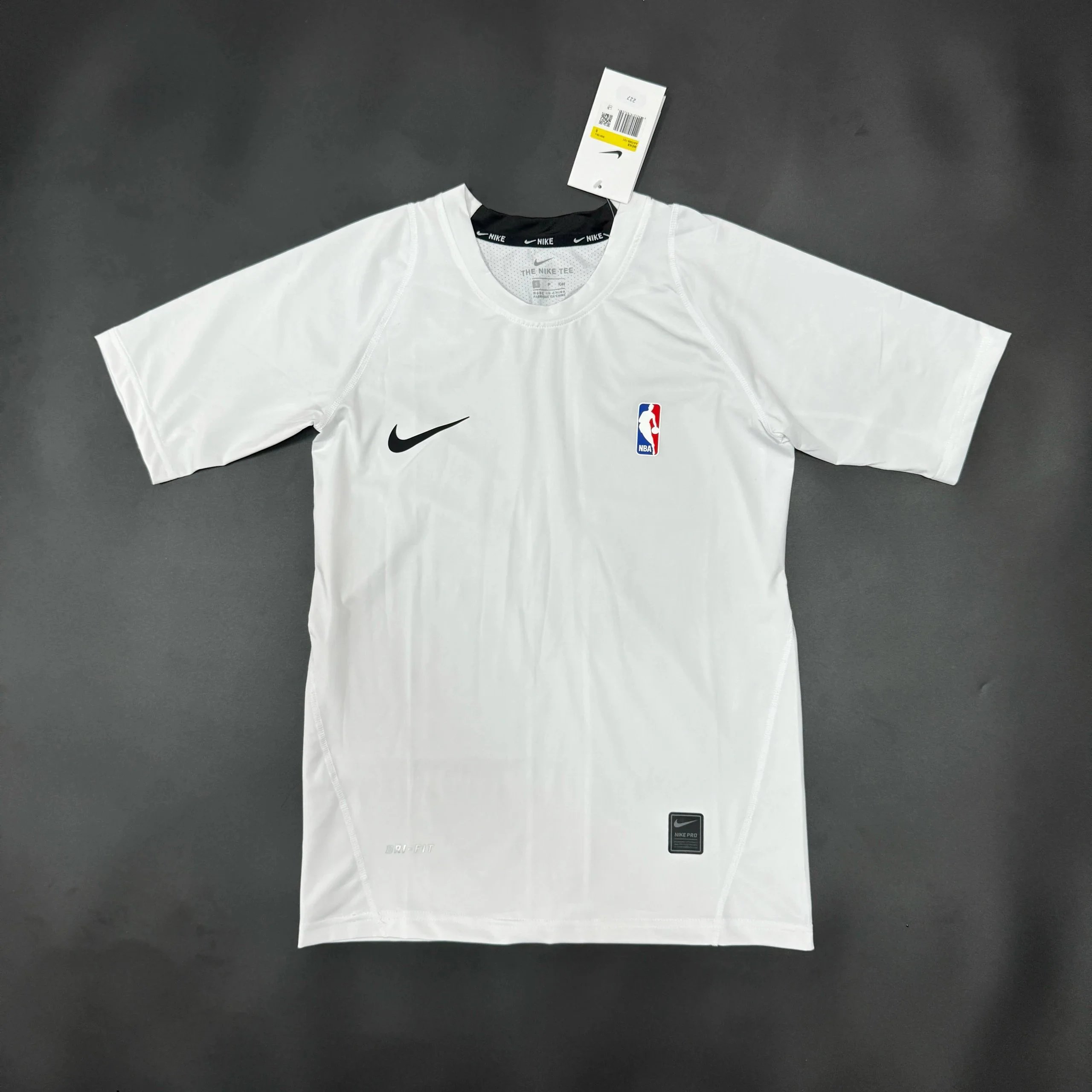 02 White short sleeved shirt