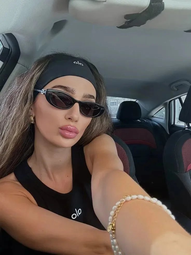 Gucci Eyewear Sunglasses with gold-tone frame accents image 3
