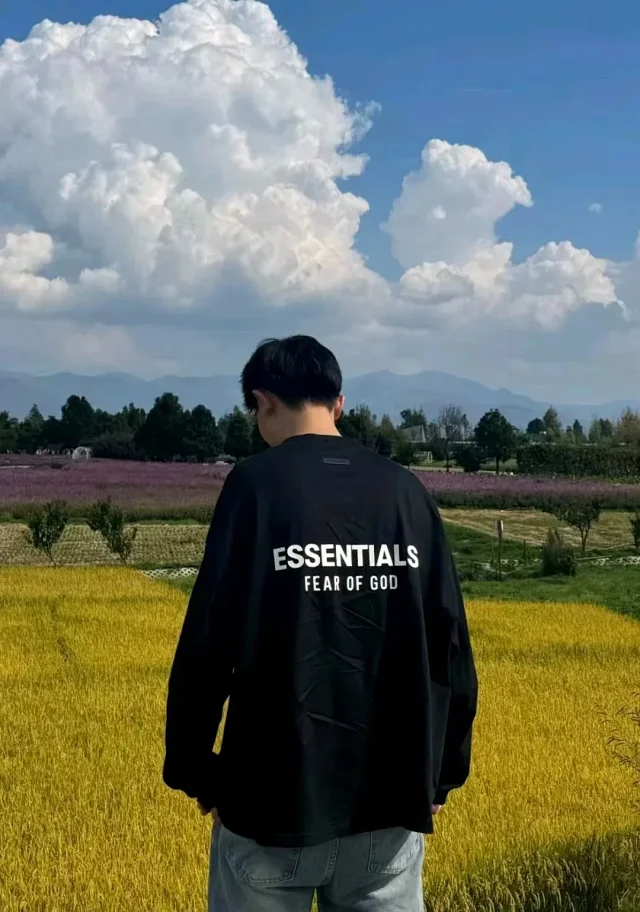 Fear of God Essentials T-Shirts Logo Long-Sleeve T-Shirt product detail image 3