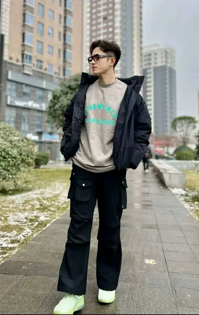 Fear of God Essentials T-Shirts Logo Long-Sleeve T-Shirt product detail image 4