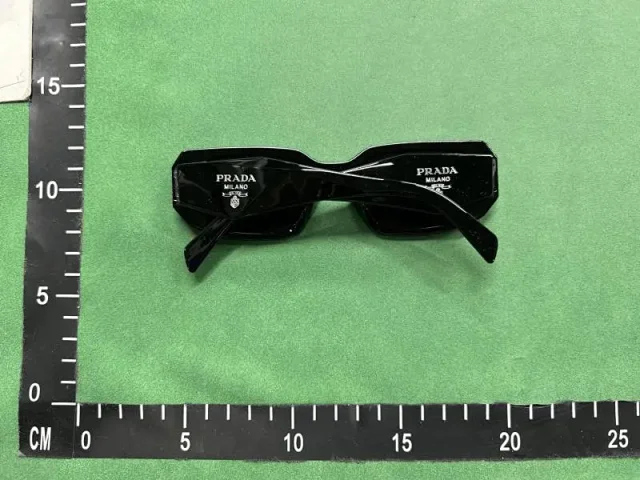 Prada Eyewear 30092 geometric-frame sunglasses product detail image 3