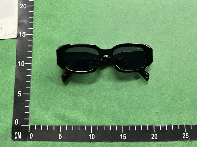 Prada Eyewear 30092 geometric-frame sunglasses product detail image 2
