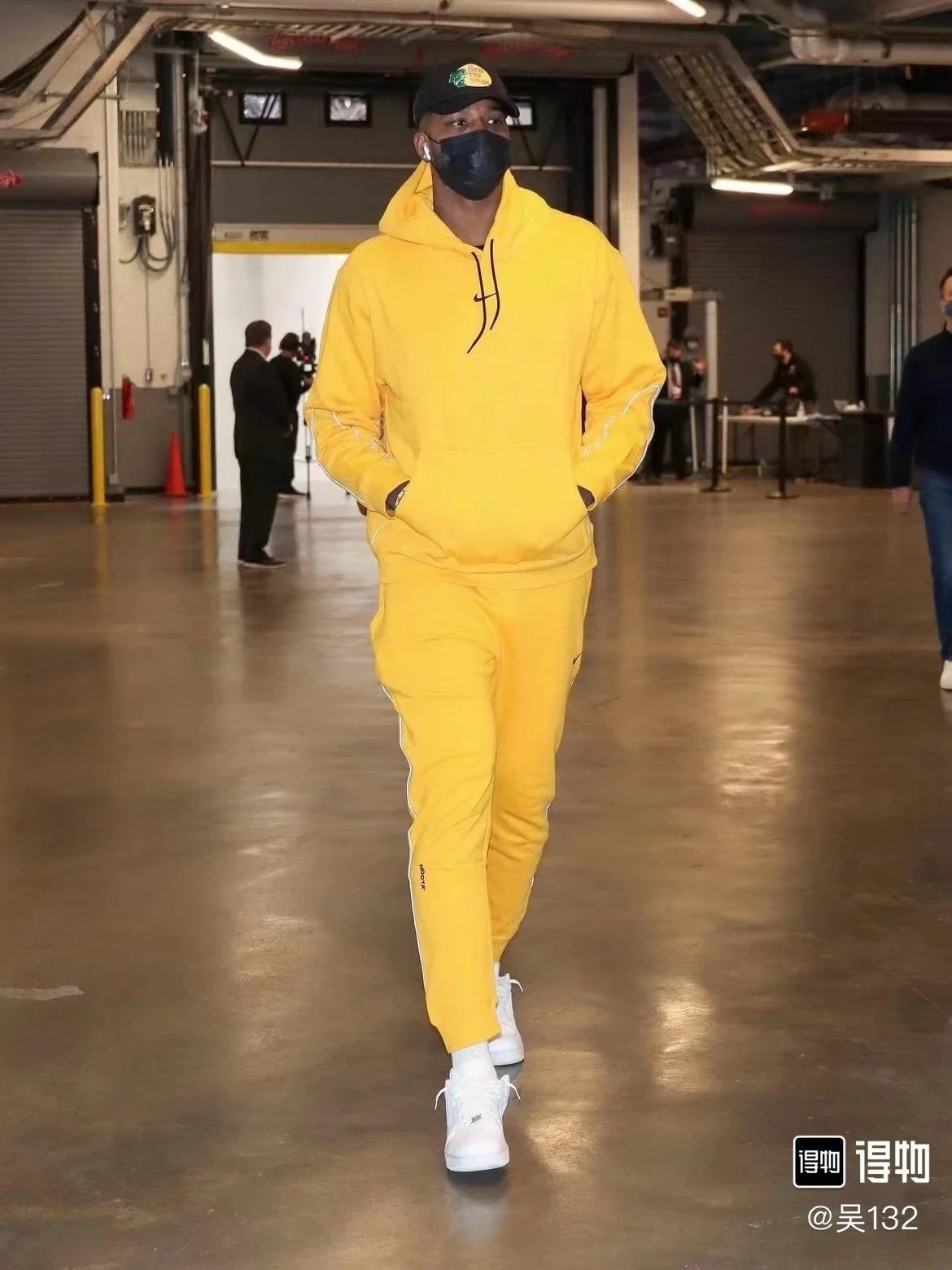 Nike Hoodies & Sweatshirts Pullover Hoodie with Kangaroo Pocket and Contrast Piping image 8