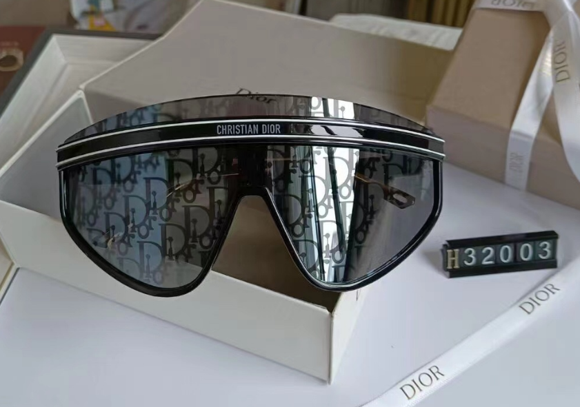 Dior Eyewear Sunglasses — TH-024