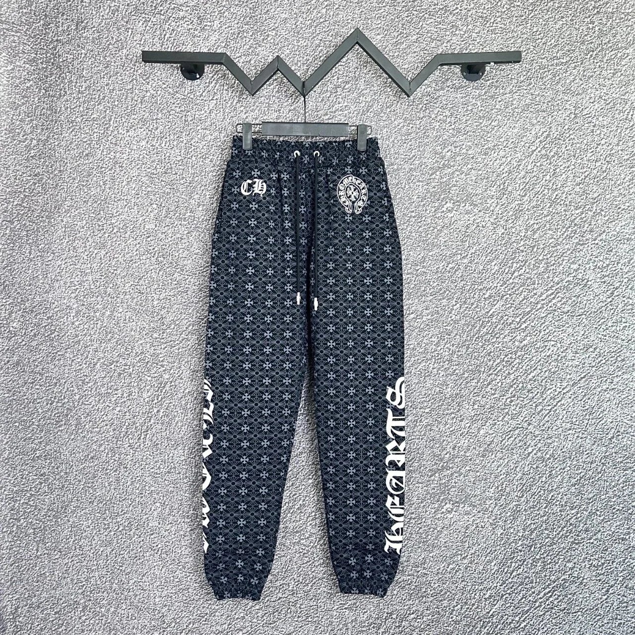 Design Embroidered Logo Sweatpants Black - 26