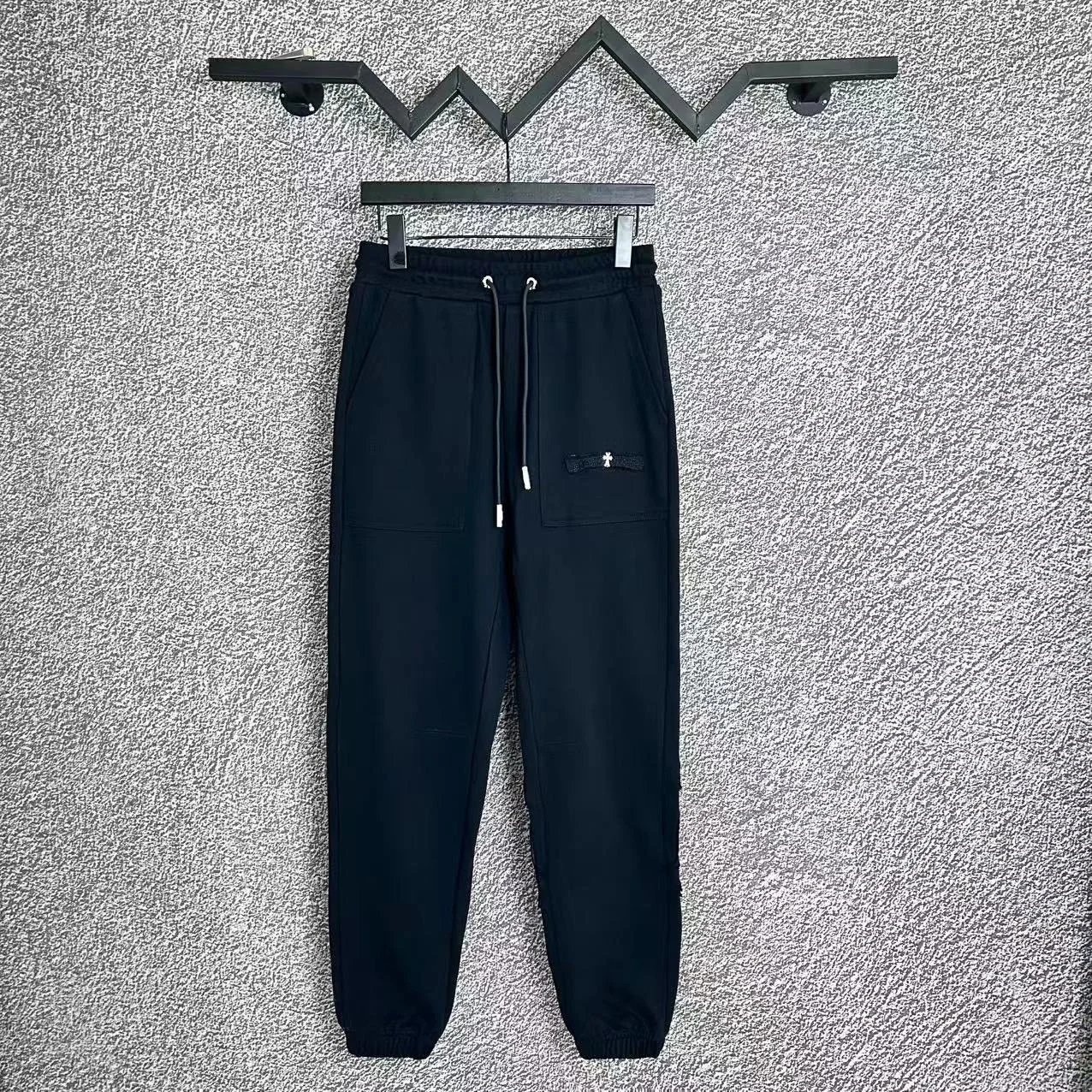 Design Embroidered Logo Sweatpants Black - 23