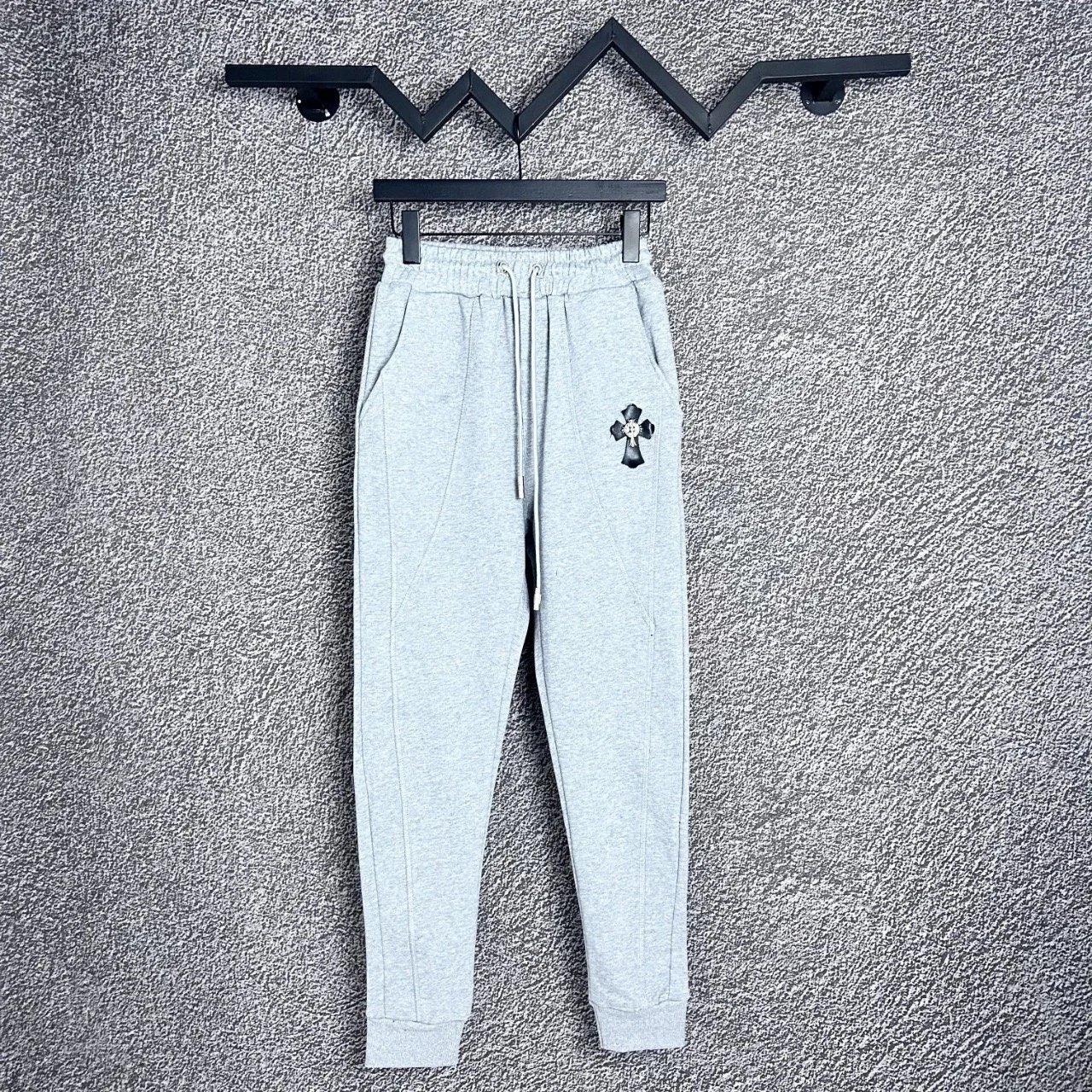 Design Embroidered Logo Sweatpants Black - 20