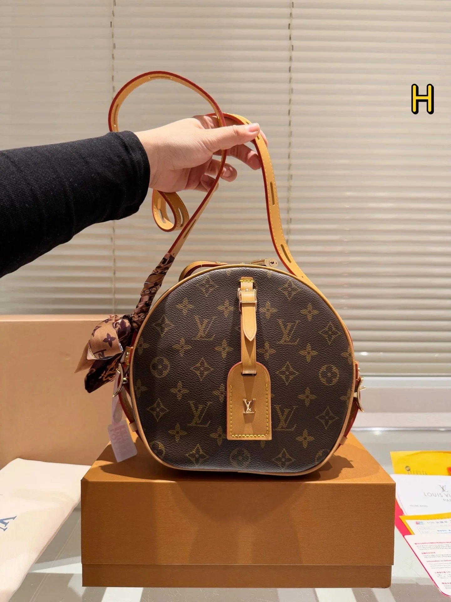 Round Monogram Shoulder Bag P260(51-4) - Bag Spreadsheet, Bag Finds - 142331