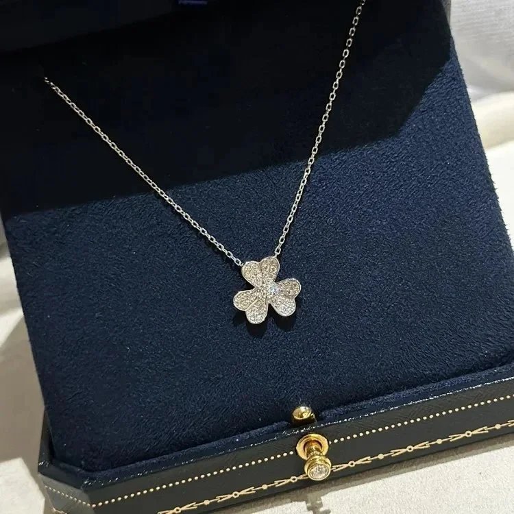 Van Cleef & Arpels Jewelry Four-leaf clover pendant necklace — 21