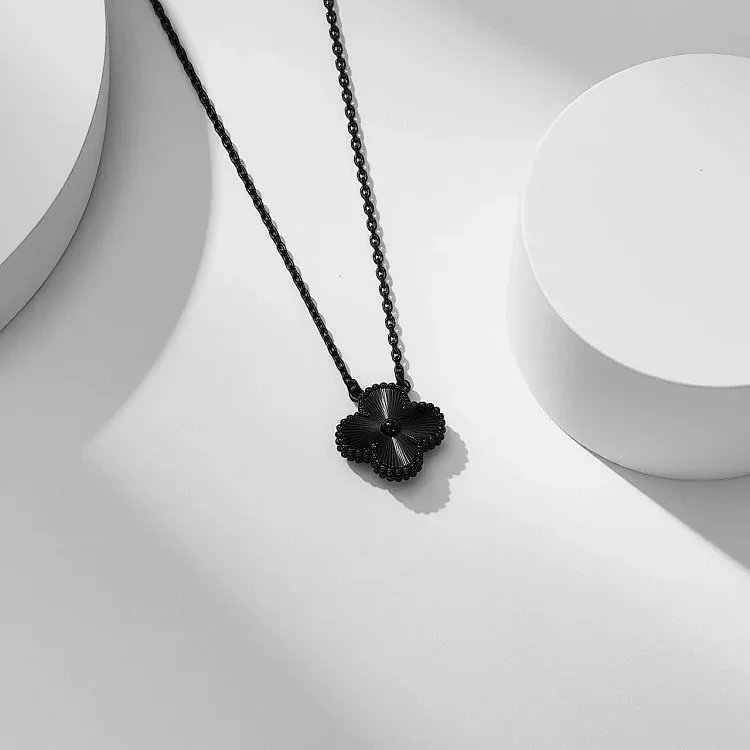 Van Cleef & Arpels Jewelry Four-leaf clover pendant necklace — 3