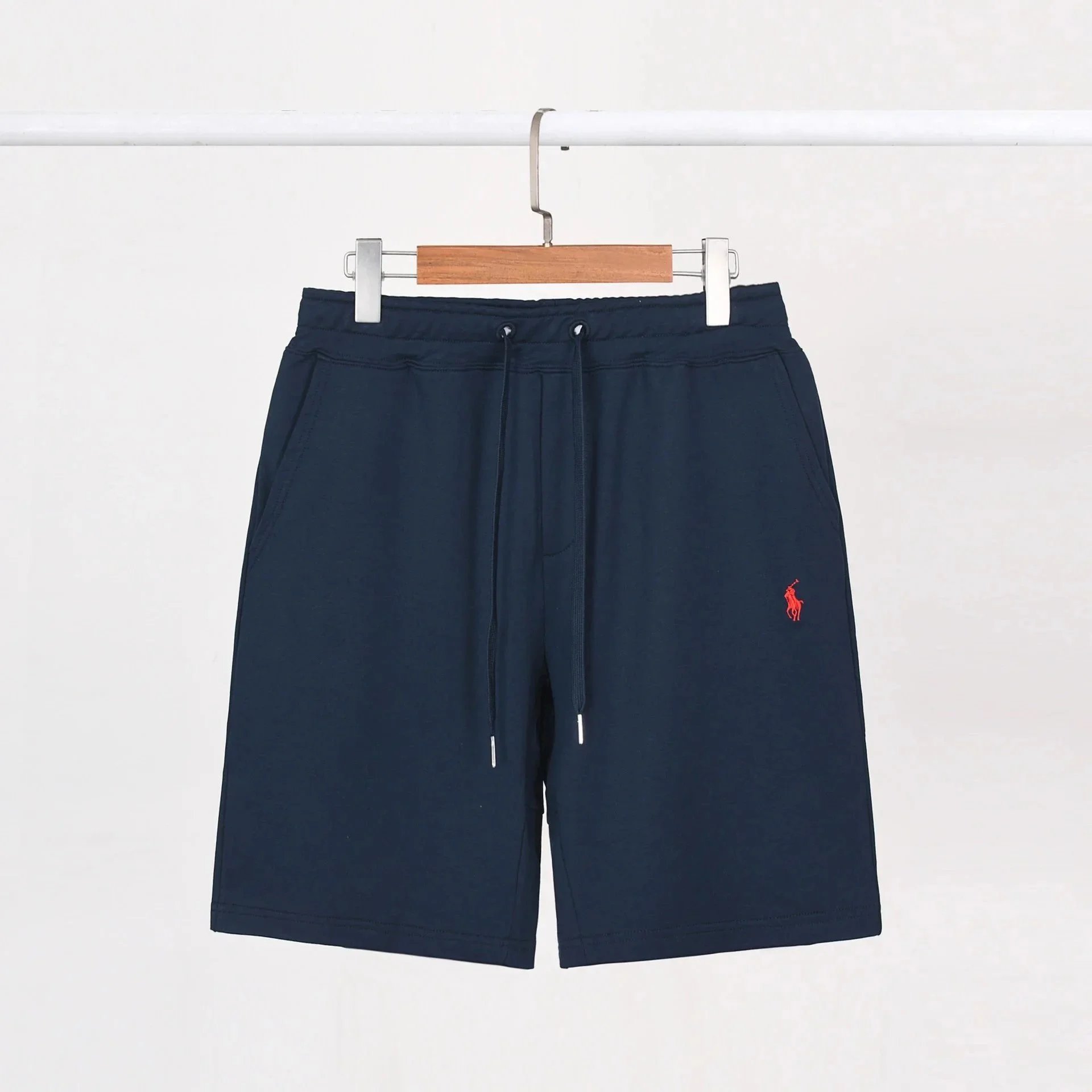 Shorts in navy blue and red