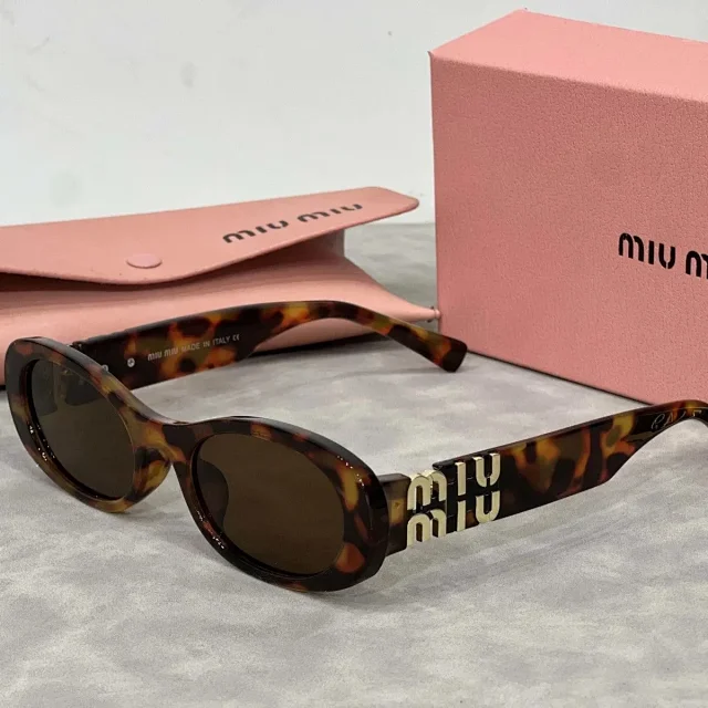 Miu Eyewear Logo-Temple Sunglasses product detail image 3