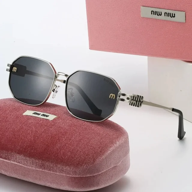 Miu Eyewear Logo-Temple Sunglasses product detail image 5