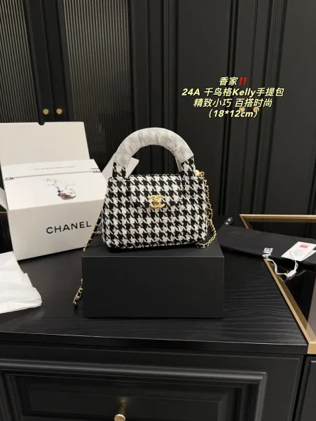 Chanel 22 Bag White Quilted Patent Leather Shoulder Bag - 23