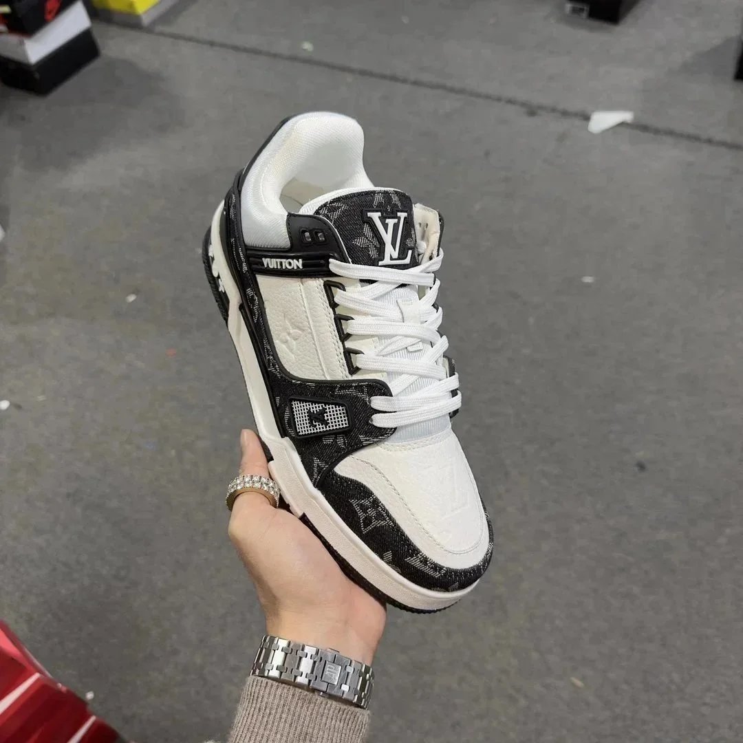 Louis Vuitton B22 Sneakers [23
