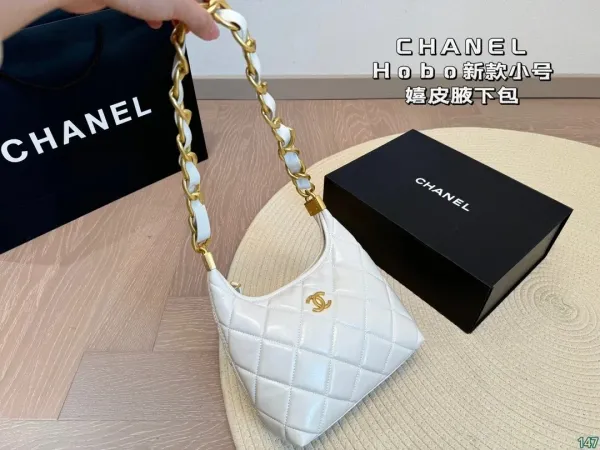 Chanel 22 Bag White Quilted Patent Leather Shoulder Bag - 18