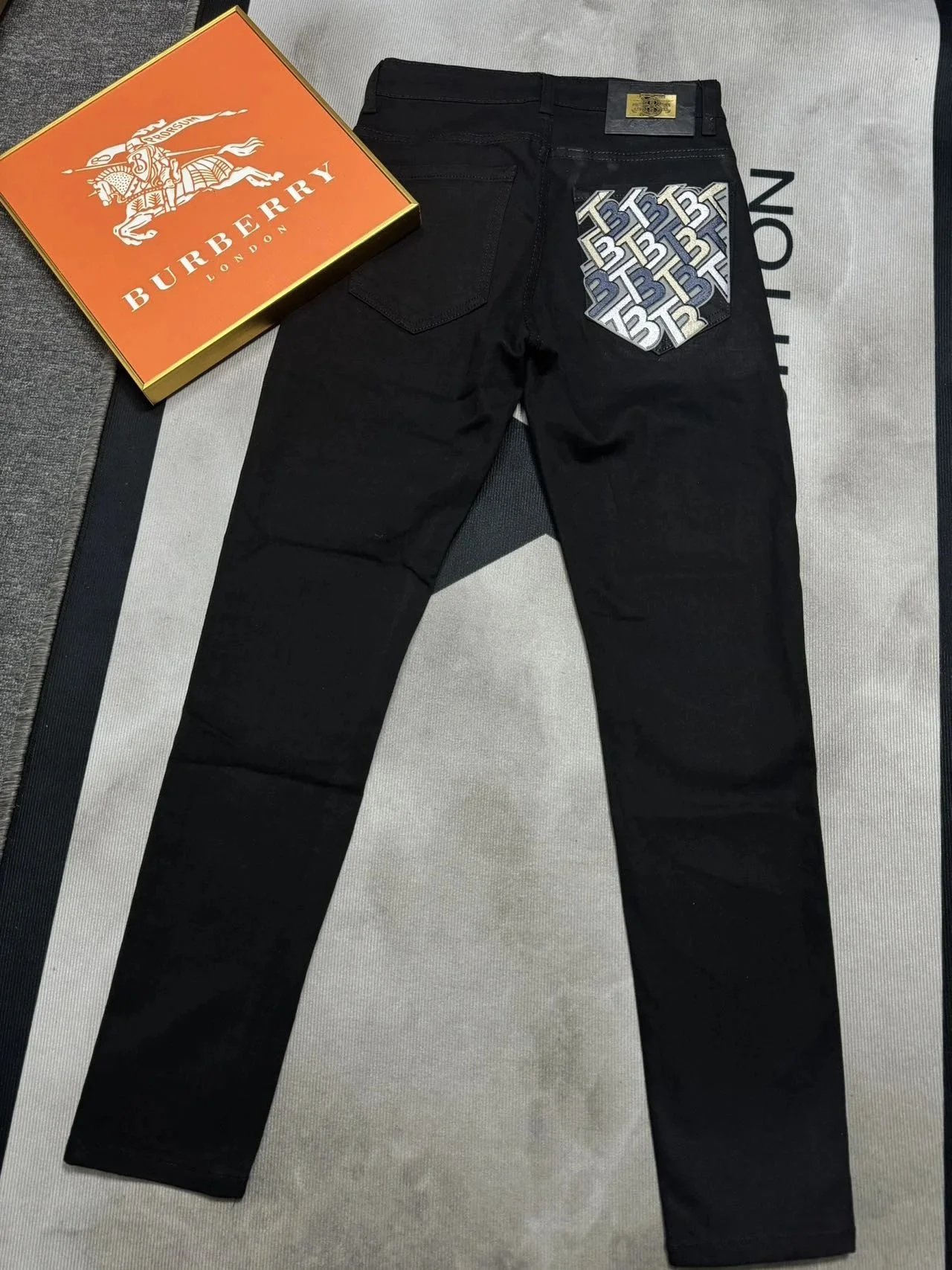 Fendi FF Monogram Patchwork Light Wash Jeans and Graphic Print T-Shirt Set - 15
