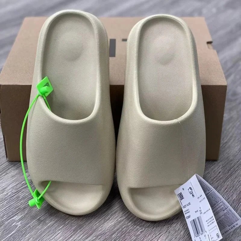 Yeezy slippers - 8/14