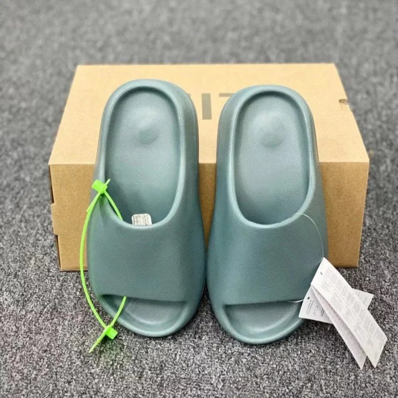 Yeezy slippers - 10/14