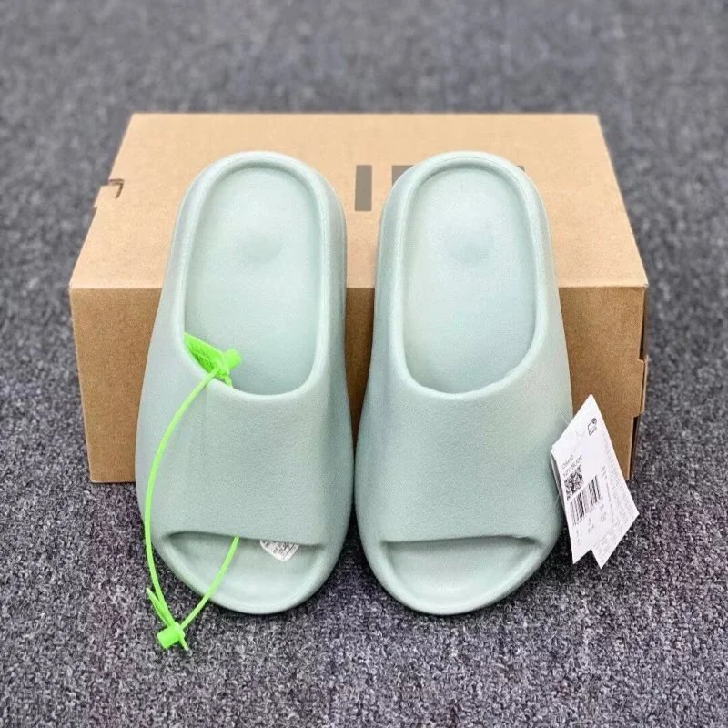 Yeezy slippers - 12/14
