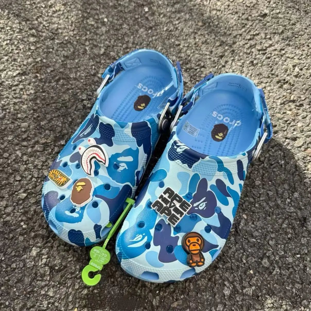 Crocs Slippers Camouflage clog with ape-themed charms image 5