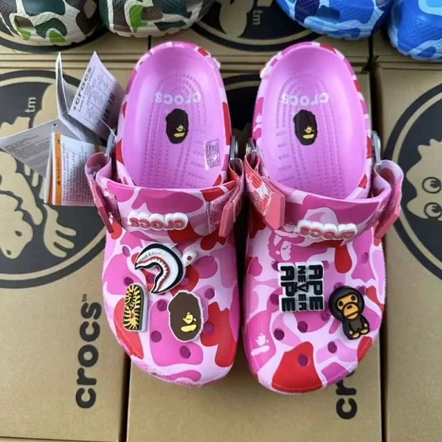 Crocs Slippers Camouflage clog with ape-themed charms product detail image 15