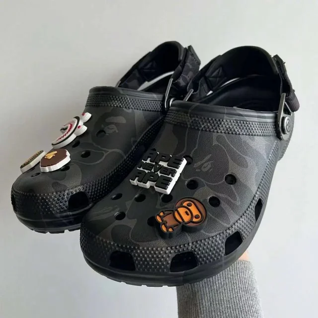 Crocs Slippers Camouflage clog with ape-themed charms product detail image 16