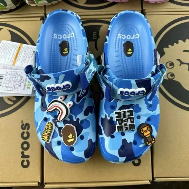 Crocs Slippers Camouflage clog with ape-themed charms product detail image 14