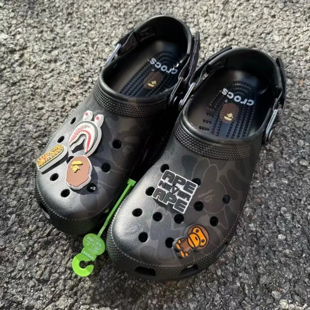 Crocs Slippers Camouflage clog with ape-themed charms image 2