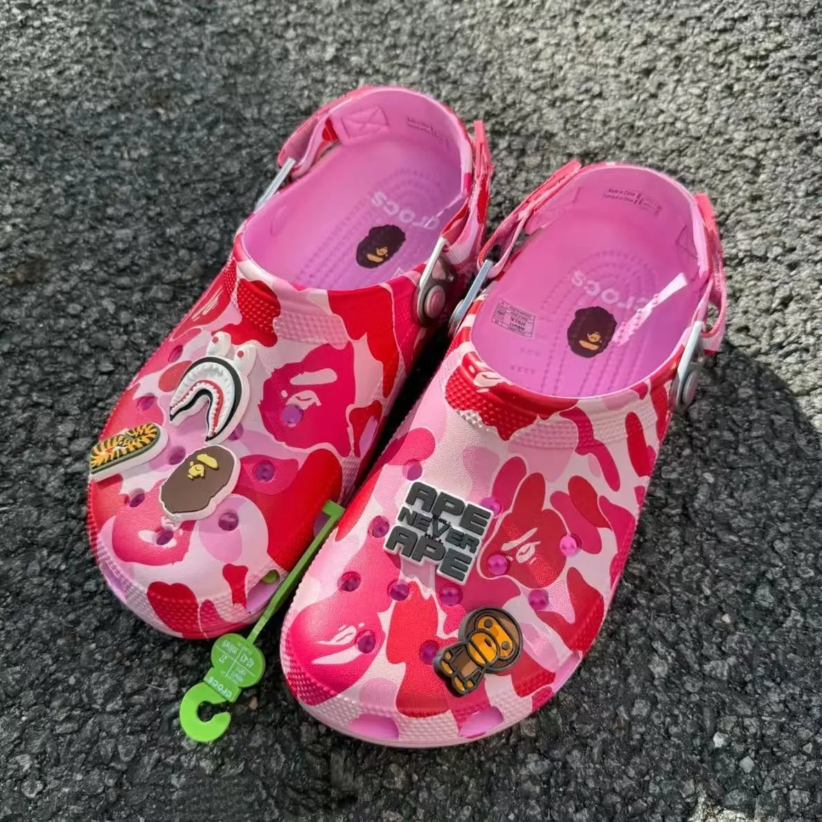 Crocs Slippers Camouflage clog with ape-themed charms image 4