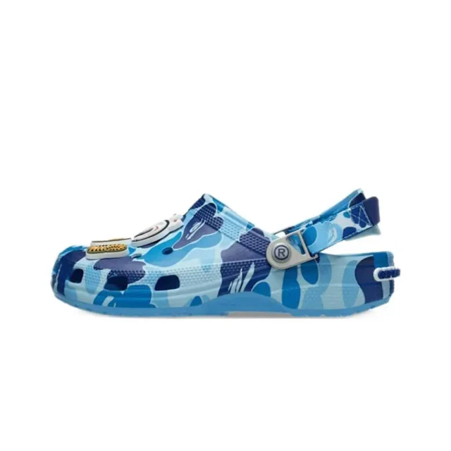 Crocs Slippers Camouflage clog with ape-themed charms product detail image 2